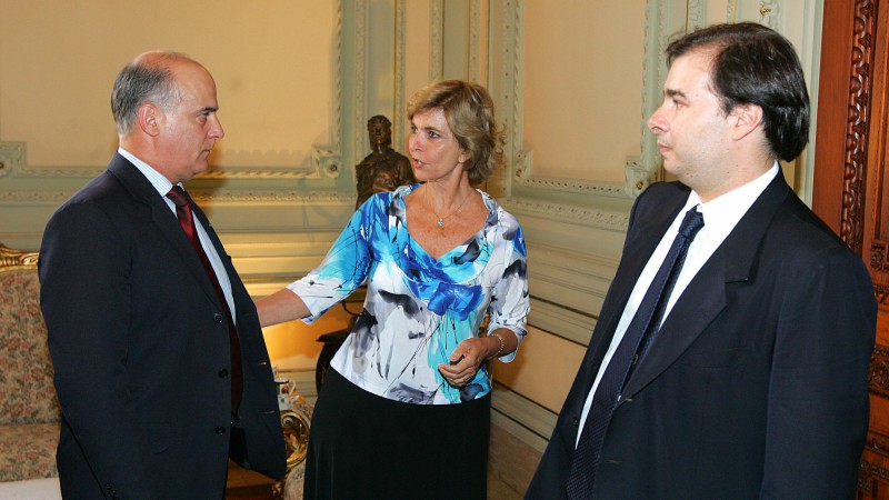 A governadora Yeda Crusius em audi&ecirc;ncia com os deputados federais Cl&aacute;udio Diaz(PSDB-RS)(E) e o presidente nacional do DEM, Rodrigo Maia(D).