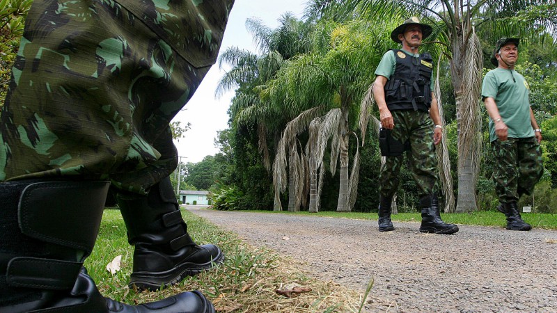 Os guardas ambientais, utilizando os novos equipamentos doados pela governadora Yeda Crusius, atuam no horto florestal de Tramandaí, do litoral norte do Estado.