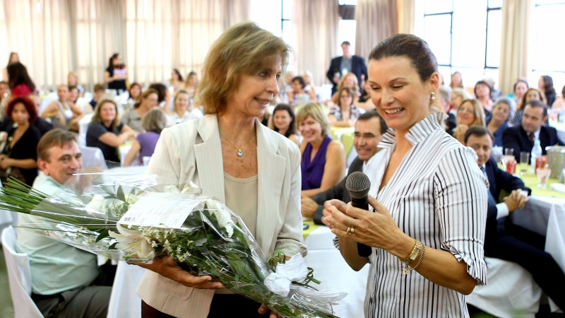 Governadora Yeda Crusius recebe homenagem da presidente da ACI, Fátima Daudt, durante comemoração do Dia Internacional da Mulher Hora de Celebrar e Qualificar a Mulher Empreendedora, no Salão de Convenções da Associação Comercial e Industrial de Novo