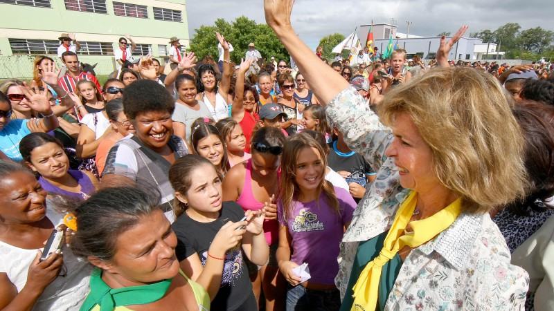 A governadora Yeda Crusius é recepcionada por moradores na sua chegada à Palmares do Sul para a festividade alusiva à Semana Internacional da Mulher.