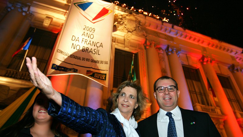 A governadora Yeda Crusius com o cônsul honorário da França, Roneer Fábris, durante solenidade em homenagem às comemorações do Ano da França no Brasil, em frente ao Palácio Piratini.