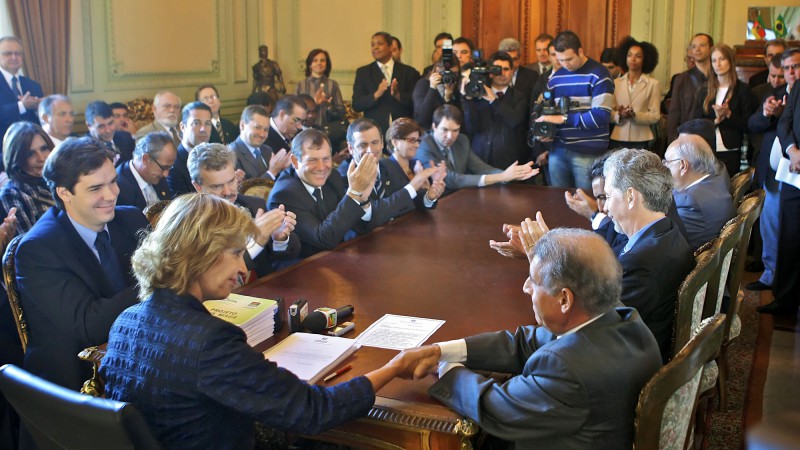 A governadora Yeda Crusius cumprimenta o prefeito de Porto Alegre, José Fogaça durante a solenidade de entrega do Projeto de Revitalização do Cais Mauá.