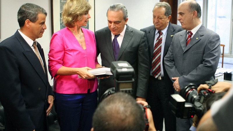 A governadora Yeda Crusius durante encontro com o senador e presidente nacional do PSDB, Sérgio Guerra(E), em Brasília.
