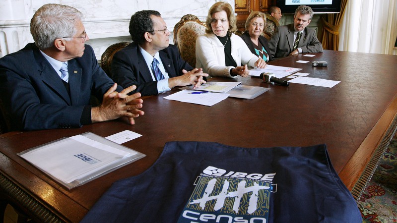A governadora Yeda Crusius, acompanhada da deputada estadual Zilá Breitenbach e do chefe da Casa Civil, José Alberto Wenzel(D) em audiência com representantes do Instituto Brasileiro de Geografia e Estatística(IBGE), durante a solenidade de instalação da