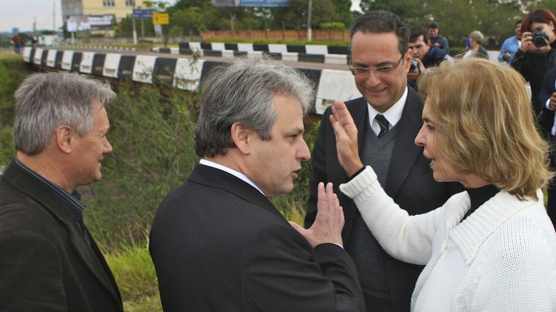A governadora Yeda Crusius acompanhada(esq/dir) do prefeito de Alvorada, João Carlos Brum, do secretário de Habitação, Saneamento e Desenvolvimento Urbano, Marco Alba e do secretário de Infraestrutura e Logística, Daniel Andrade durante sua chegada ao