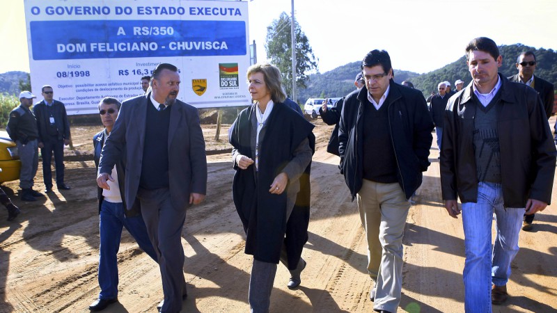 A governadora Yeda Crusius vistoria obras do trecho da RSC 350 no municipio de Dom Feliciano.