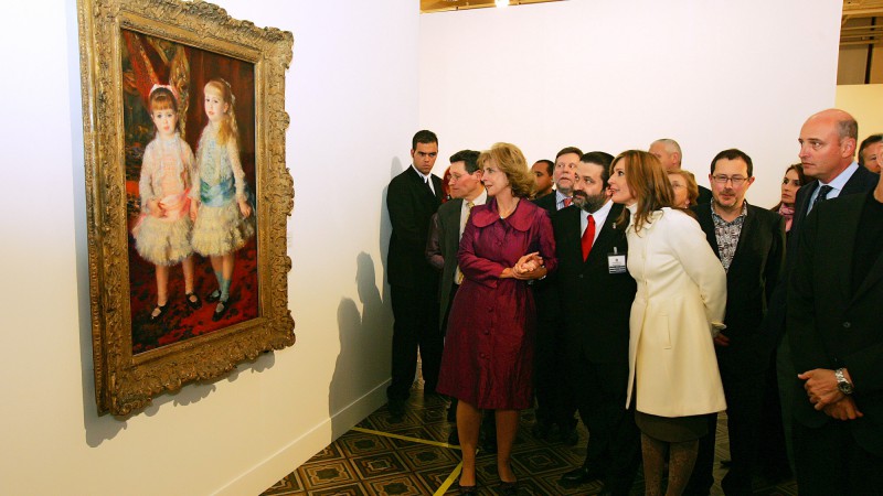 A governadora Yeda Crusius, observa o quadro Cahen dAnvers, de Renoir, conhecido como Rosa e Azul durante sua visita a exposi&ccedil;&atilde;o Arte na Fran&ccedil;a 1860 - 1960: O Realismo, no Museu de Arte do Rio Grande do Sul (Margs).