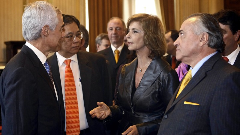 A governadora Yeda Crusius, acompanhada(esq/dir) do presidente da GM Brasil, Jaime Ardila, do diretor de Assuntos Institucionais da Empresa, Luiz Moan e do vice-presidente da GMB, José Carlos Pinheiro Netto, antes do início da cerimônia para o anúncio de