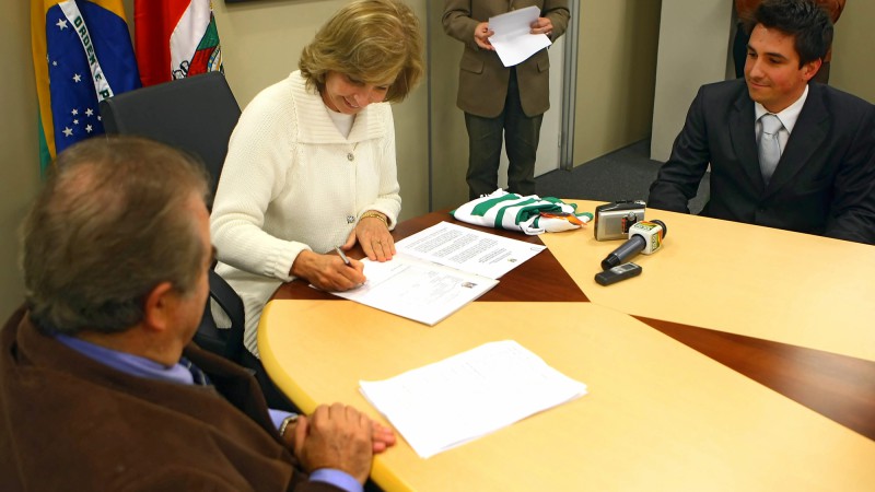 A governadora Yeda Crusius, na presença do secretário da Administração e dos Recursos Humanos, Elói Guimarães(E) durante a assinatura, em seu Gabinete no Centro Administrativo Fernando Ferrari, do Certificado de Fornecedor do Estado nº 10 mil à empresa