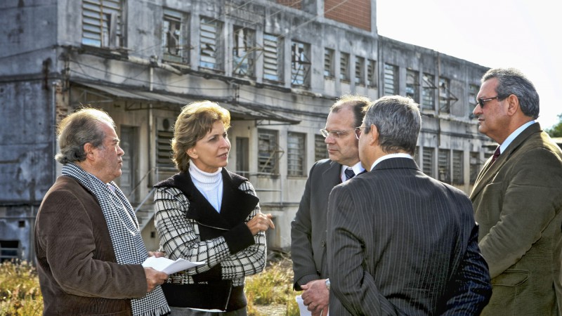 A governadora Yeda Crusius, anuncia, durante visita à àrea da extinta Companhia Riograndense de Laticínios e Correlatos(Corlac), que o prédio esta pronto para abertura do processo de utilização.