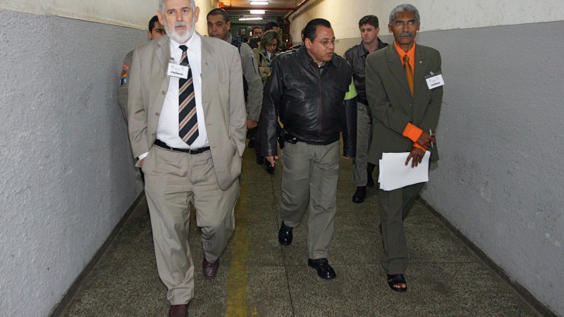 Integrantes da Comissão Parlamentar de Inquérito do Sistema Carcerário Nacional, os deputados federais, Luiz Couto(PT-PB)(E) e Domingos Dutra(PT-MA)(D), durante vistoria ao Presídio Central de Porto Alegre.