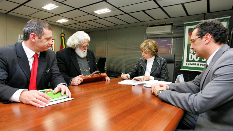 A governadora Yeda Crusius, acompanhada(esq/dir) do secretário do Planejamento e Gestão, Mateus Bandeira, do diretor-geral do Departamento Autônomo de Estradas de Rodagem(DAER), Vicente Britto Pereira e do secretário da Infraestrutura e Logística, Daniel