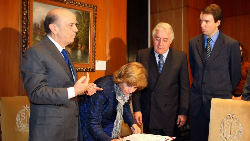 Governadora Yeda Crusius acompanhada do secretário da Justiça e Desenvolvimento Social, Fernando Schuler, durante assinatura de convênios com o governador de São Paulo, José Serra.