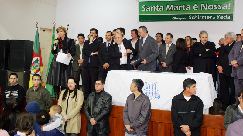 Governadora Yeda Crusius, durante solenidade de entrega da doa&ccedil;&atilde;o da &aacute;rea do Loteamento Santa Marta ao Munic&iacute;pio de Santa Maria, no Gin&aacute;sio do Col&eacute;gio em Santa Marta.