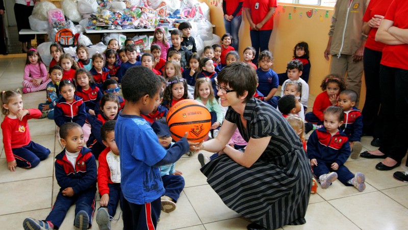 A presidente do Comitê de Ação Solidária, Tarsila Crusius, durante visita a Escola de Educação Infantil Tio Chico no bairro Partenon, entrega doações de briquedos, material escolar, material esportivo e alimentos ao ensejo da semana da criança.