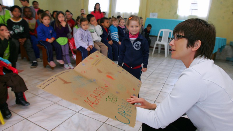 A presidente do Comit&ecirc; de A&ccedil;&atilde;o Solid&aacute;ria, Tarsila Crusius, durante visita &agrave; Creche Comunit&aacute;ria e Sase da vila Esperan&ccedil;a Cordeiro, no bairro Sarandi, em Porto Alegre.