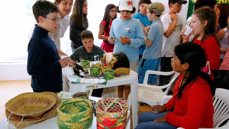 Alunos da Escola Estadual de Ensino Fundamental Matteo Gianella, de Caxias do Sul, durante visita à mostra de artesanato indígena, que integra o projeto Emater Educando na Praça, no espaço do governo do RS, na praça da Matriz, em Porto Alegre.