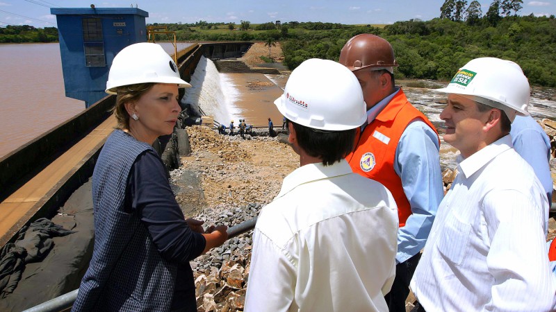 Governadora Yeda Crusius, acompanhada do secretário de Obras Públicas, José Carlos Breda(D) visita as obras de recuperação da Barragem de Ernestina, em Tio Hugo.