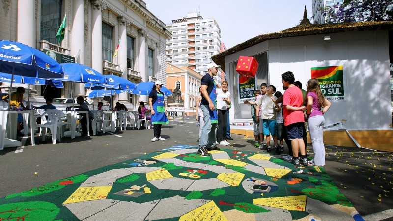 Funcionários da CEEE, recebem, no espaço do governo do Estado na praça da Matriz, alunos de 02ª a 5ª série da rede pública estadual, para participarem das atividades da Ecoarte e Ecotrilha, que são voltadas para a educação ambiental.