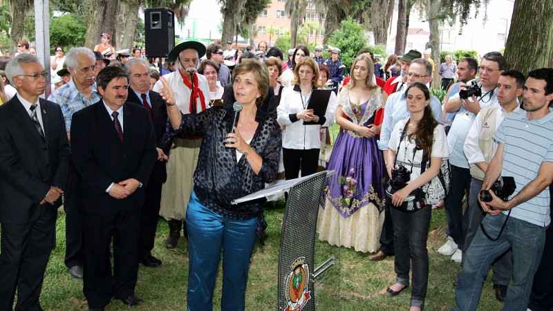 Governadora Yeda Crusius, durante solenidade de descerramento do busto do general Flores da Cunha.