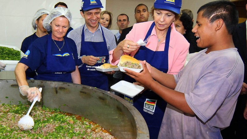 A governadora, Yeda Crusius, participa de almo&ccedil;o festivo com a comunidade recicladora da Vila Pinto e entidades representativas da ind&uacute;stria do papel, papel&atilde;o e corti&ccedil;a do RS.