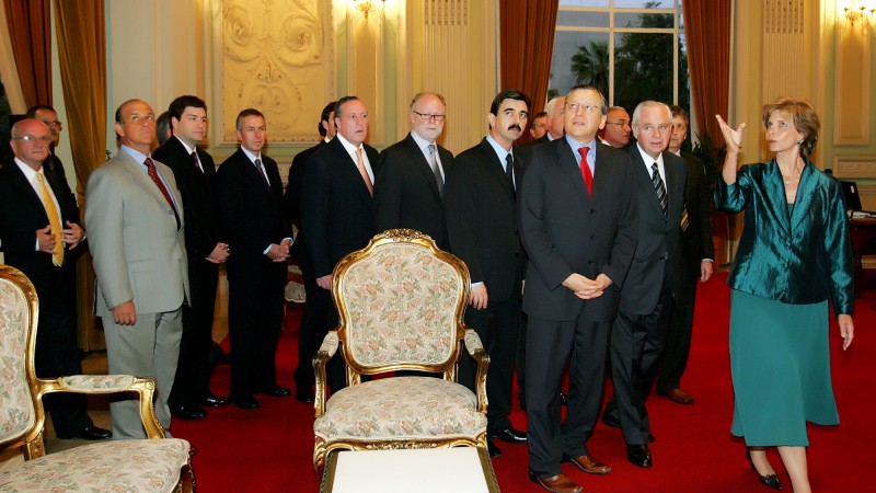 Governadora Yeda Crusius, mostra dependências do Palácio Piratini durante visita dos novos investidores da unidade gaúcha da Fibria, empresa resultante da unificação das operações da Votorantin Celulose e Papel e a Aracruz Celulose.