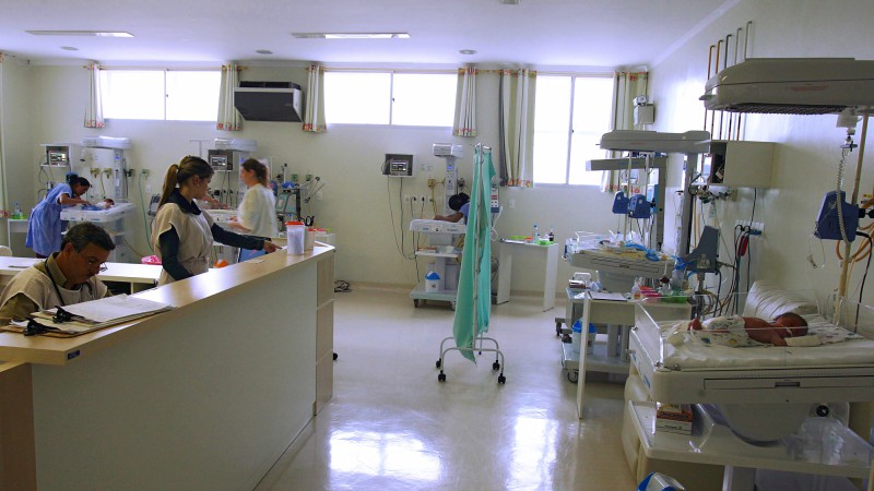 A UTI Neonatal da Santa Casa de Caridade de Alegrete, inaugurada em junho deste ano com apoio financeiro do atual governo do Estado, oferece assistência não só ao município, mas a toda a região. Em torno de 60% do atendimento na unidade - que dispõe de