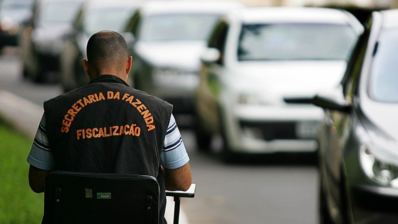 A Secretaria da Fazenda, acompanhada da EPTC, realiza fiscaliza&ccedil;&atilde;o do IPVA na Avenida Goeth.