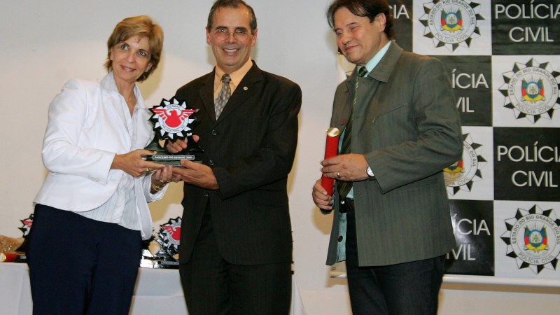 A governadora, Yeda Crusius, acompanhada do chefe da Polícia Civil, delegado João Paulo Martins(C) e do diretor do Departamento Estadual de Investigações sobre Narcotráfico (Denarc), delegado João Bancolini, participa da solenidade do 14º aniversário da