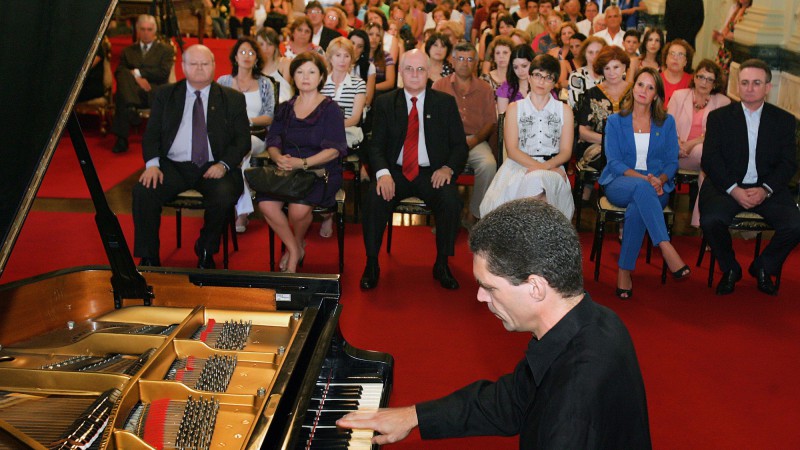 A presidente do Comitê de Ação Solidária, Tarsila Crusius, assiste, no Salão Negrinho do Pastoreio do Palácio Piratini, ao recital em prol da campanha de Natal Doe um Brinquedo, Ganhe um Sorriso, promovida pela Ospa.