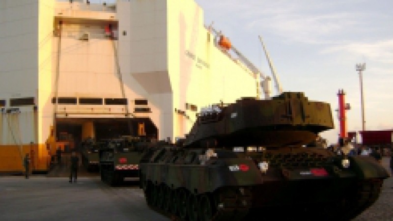 O Porto Novo do Rio Grande viveu uma verdadeira operação de guerra desde as 20h deste domingo (13), quando 33 carros de combate (conhecidos como tanques de guerra) e 15 contêineres iniciaram a ser descarregados. Cerca de 50 homens do Exército Brasileiro,