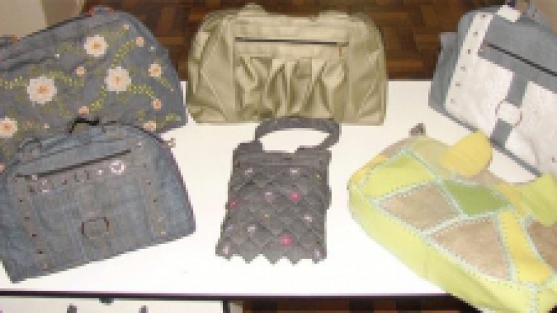 Detentos do Presídio Estadual de Erechim fabricam de 100 a 200 bolsas femininas por mês, através de um Protocolo de Ação Conjunta (PAC) entre a Superintendência dos Serviços Penitenciários (Susepe) e a empresa CLV Artefatos em Couro Ltda. As peças serão
