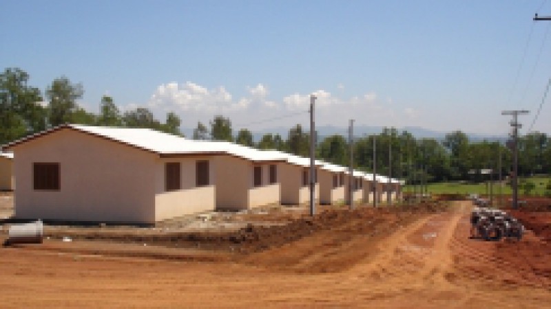 Mais de oito mil famílias no Estado serão beneficiadas com a Lei 13.305, sancionada  pela governadora Yeda Crusius. A nova legislação autoriza o Executivo, através da Secretaria de Habitação, Saneamento e Desenvolvimento Urbano, a negociar, com