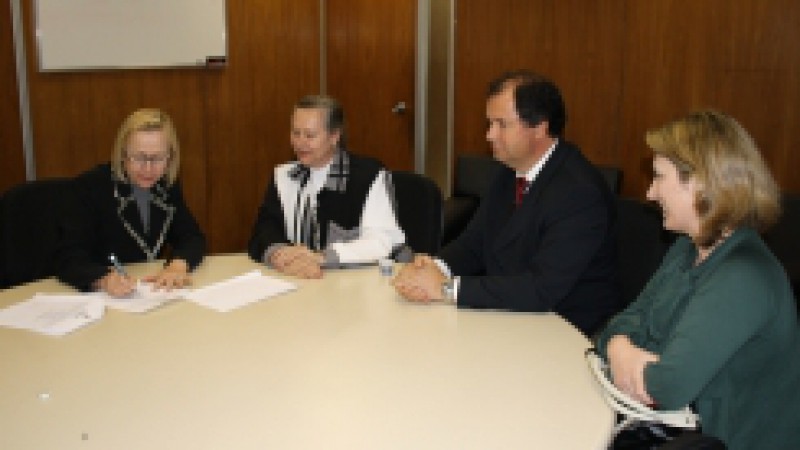 A secretária-adjunta da Saúde, Arita Bergmann, e a presidente do Hospital Santo Antônio de Tenente Portela, Mirna Brau, assinaram na quarta-feira (07), após a cerimônia para repasse de recursos via Funafir, convênio que garantirá um investimento de R$