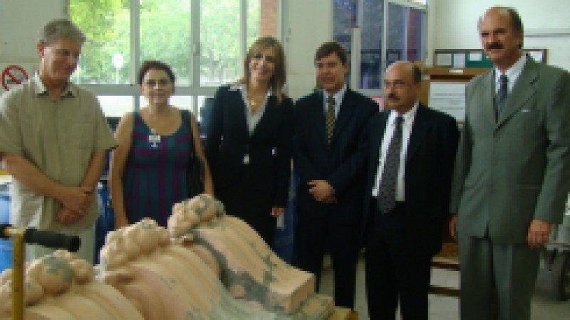 Nesta segunda-feira (30), o governo do Estado devolveu à Casa de Cultura Mario Quintana (CCMQ) três peças de sua arquitetura que foram restauradas. Chamadas de falsos-cachorros, elas dão sustentação à fachada do prédio. Após várias vistorias, o Instituto
