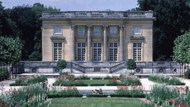 O Palácio Piratini inicia sua história em 1896, quando o governo de Júlio de Castilhos decide demolir o centenário Palácio de Barro para edificar, no mesmo local, um novo palácio, mais adequado às exigências e ao gosto da época. Num período de 15 anos,