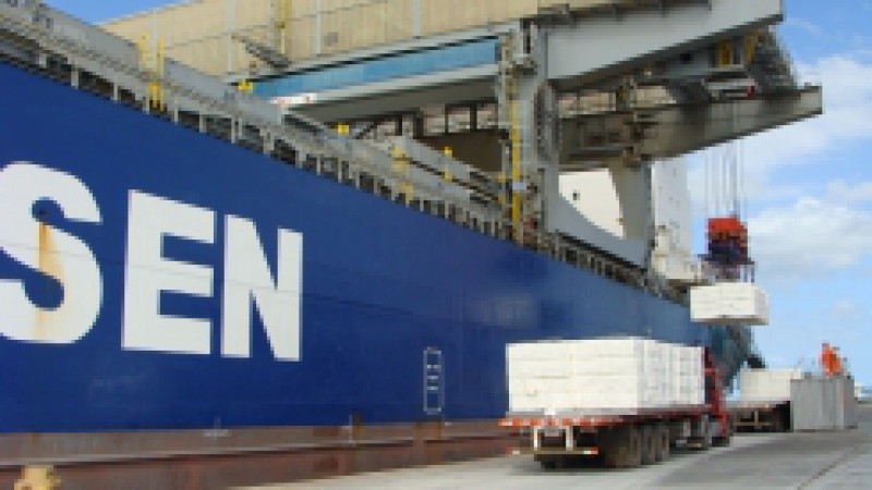 Até sexta-feira (10) será concluído o maior embarque de celulose da história do Porto de Rio Grande, que está ocorrendo no Porto Novo. Ao todo serão embarcadas 40 mil toneladas da matéria-prima no navio Indiana, com bandeira de Cingapura. A movimentação