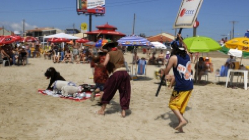 As estripulias de quem nunca viu o mar, vivenciadas pela Família Gaúcha e personagens do espetáculo A Família Gaúcha em: A Grande Lição, e da peça de mesmo nome, da CEEE Distribuição, poderão ser conferidas pelos banhistas que estiverem em Xangri-lá