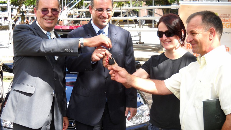 O secretário de Integração Regional de Santa Maria, Jorge Pozzobom, acompanhado do chefe de Polícia João Paulo Martins (E), durante entrega das chaves de viaturas da Polícia Civil para o prefeito de Nova Palma, Elder José Grendene.