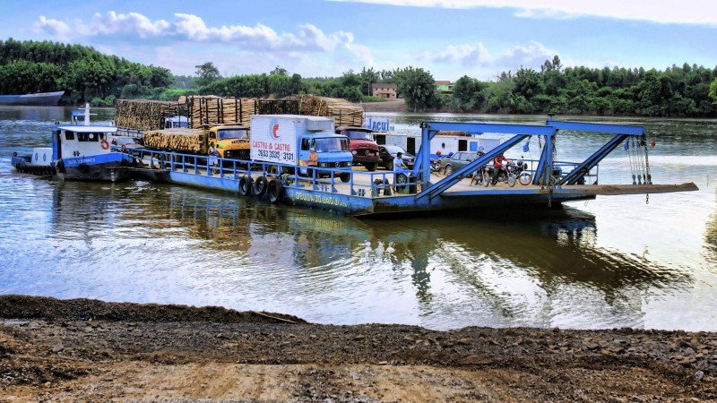 Transporte de balsa foi providenciado pelo Governo do Estado para a travessia sobre o rio Jacuí, na região de Agudo, através de contratação temporária, devido à queda da ponte na RSC-287 em janeiro passado.