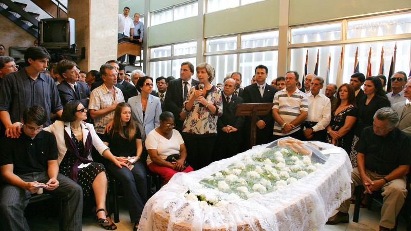 A governadora Yeda Crusius, participa, no salão Júlio de Castilhos da Assembleia Legislativa, do culto de corpo presente do ex-deputado estadual e secretário municipal da Saúde de Porto Alegre, Eliseu Santos.