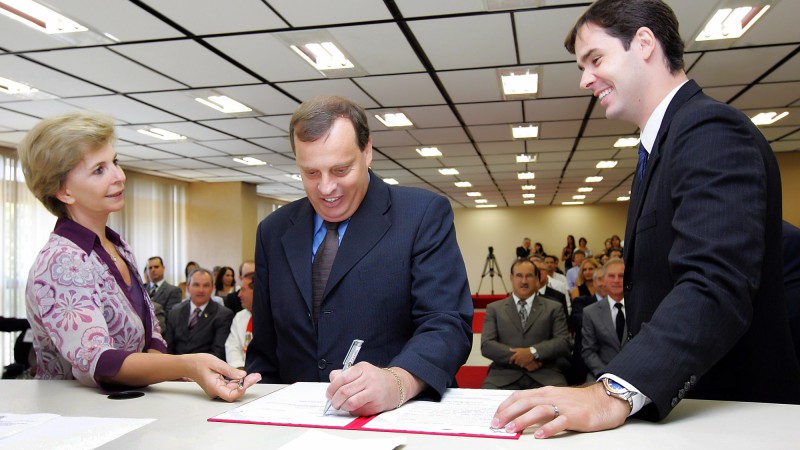A governadora Yeda Crusius, acompanhada do secretário do Desenvolvimento e dos Assuntos Internacionais, Marcio Biolchi, durante assinatura de contrato do Fundopem com as empresas Wenmazza e Micromazza, representadas pelo sr. Marcos Camana(C).