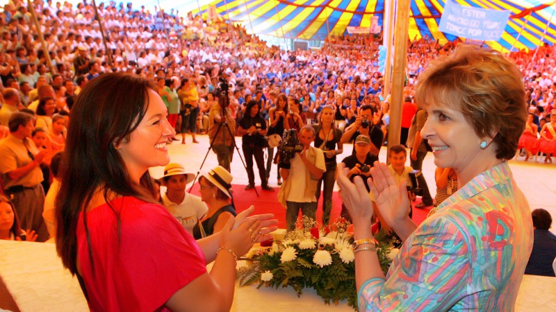 A governadora Yeda Crusius, acompanhada da diretora-técnica da Emater, Agueda Mezzomo(E) participa, no Parque do Pinhão no município de Passa Sete, da abertura do Rio Grande Mulher - 18º Encontro Intermunicipal de Mulheres.
