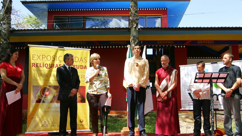 A governadora Yeda Crusius, acompanhada do prefeito de Viamão, Alex Sander Alves Boscaini(E), participa da cerimônia de abertura da Exposição das Relíquias do Buda, no Templo Caminho do Meio, no município.