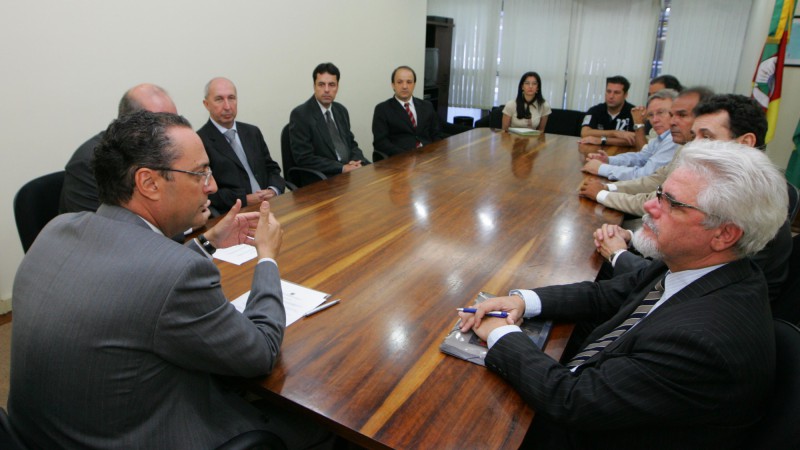 O secretário de Infraestrutura e Logística, Daniel Andrade em audência com representantes da SPH, Doux, Tecon, Guarita e Fiergs para tratarem do transporte de contêineres por hidrovia entre a Capital e Rio Grande.