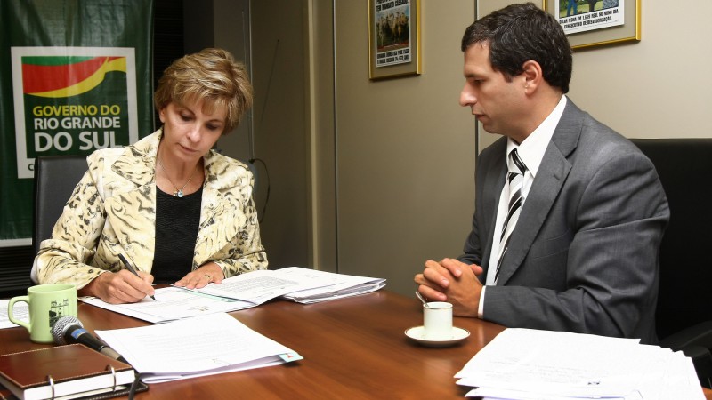 A governadora Yeda Crusius, acompanhada do subchefe Jurídico da Casa Civil, César Marsilac, durante a assinatura de projetos lei para Fepagro e DAER.