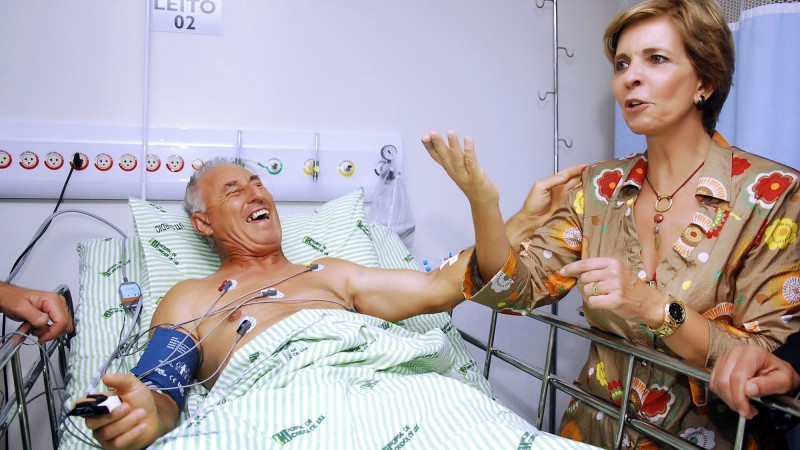 A governadora Yeda Crusius durante a cerimônia de inauguração do Complexo de Cardiologia do Instituto do Coração do Hospital de Caridade de Ijuí, visita o senhor Elias Perini, interno da Unidade.