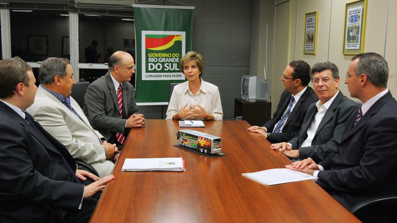 A governadora Yeda Crusius acompanhada(esq/dir) do chefe-adjunto da Casa Civil, Leonardo Hoff, do deputado federal, Claudio Diaz, do secretário da Infraestrutura e Logística, Daniel Andrade, do líder do Governo na AL, deputado estadual Adilson Troca e do