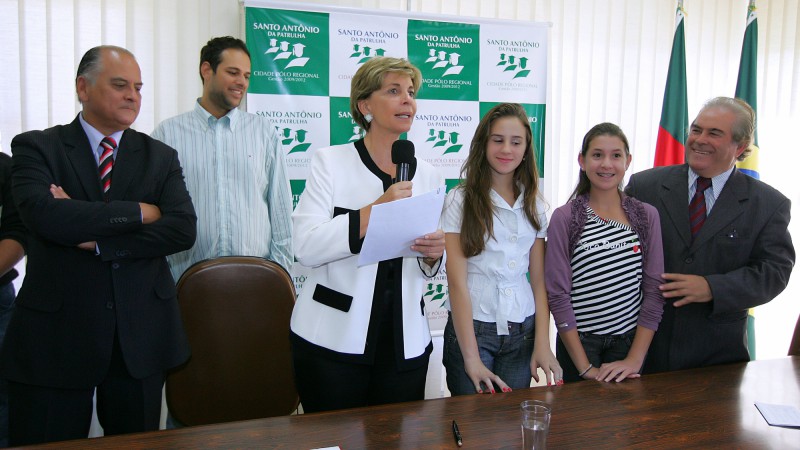 A governadora Yeda Crusius, acompanhada do prefeito de Santo Antonio da Patrulha, Daiçon Maciel da Silva, do deputado estadual, Mano Changes(2ºesq/dir) e do secretário da Administração e dos Recursos Humanos, Elói Guimarães(D), discursa durante a