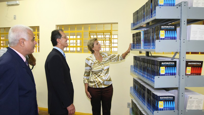 A governadora Yeda Crusius, acompanhada(esq/dir) do diretor da Escola Estadual de Ensino Médio Santa Isabel, Paulo Gilberto da Silva e do secretário estadual da Educação, Ervino Deon, durante visita a biblioteca da Escola, localizada na Vila Diamantina,